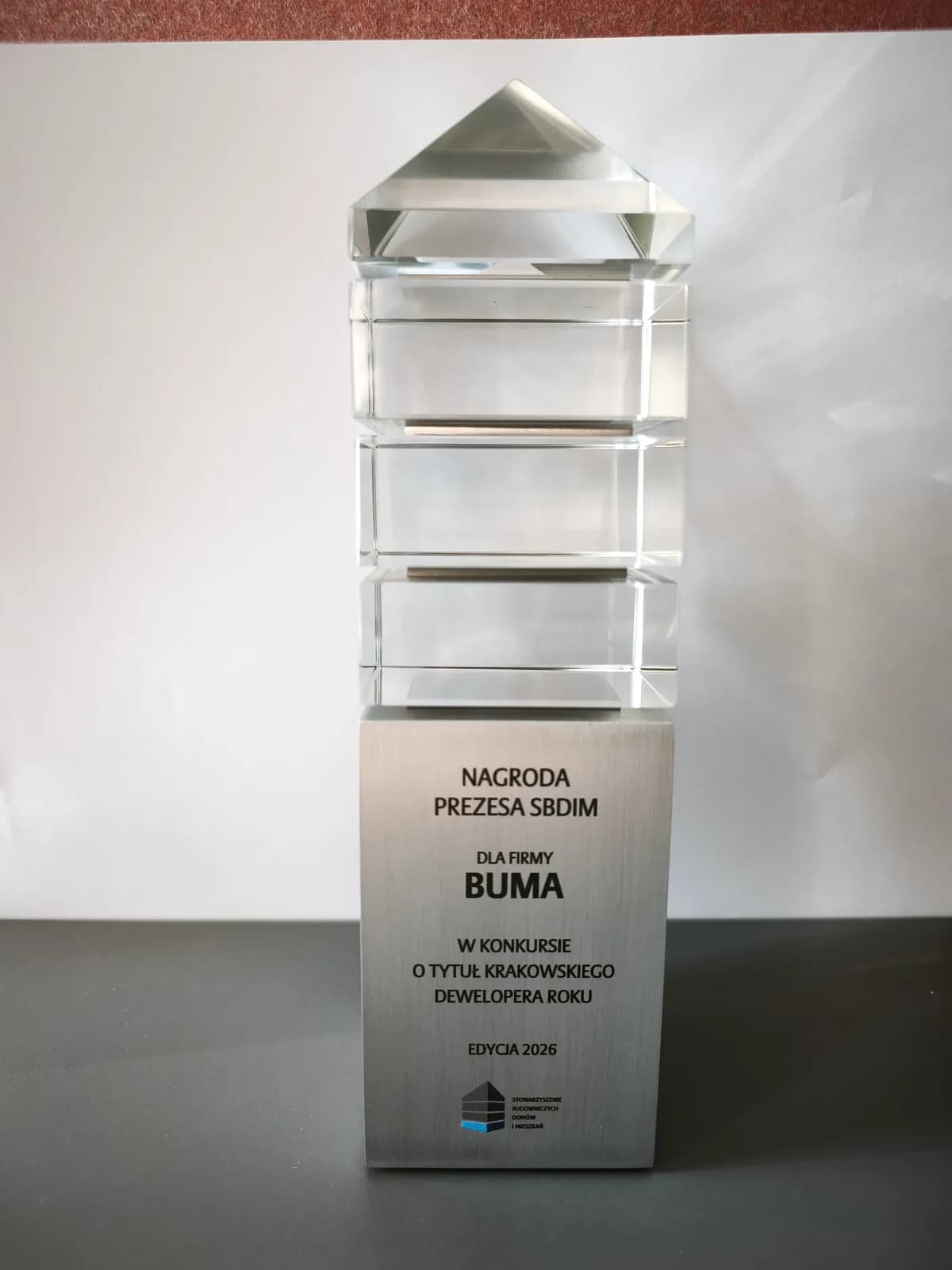 Szklana statuetka Nagrody Prezesa SBDiM dla firmy BUMA